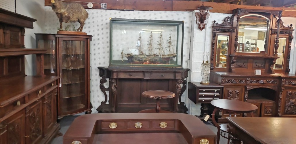 Leggio Antiques